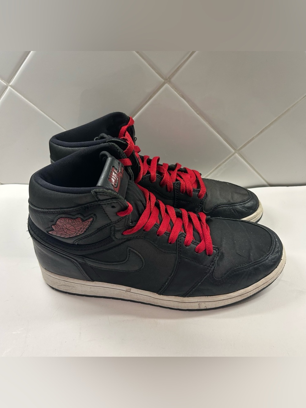 Nike Air Jordan 1 Retro High Mens Size 9.5 Black Red Basketball Shoes Sneakers